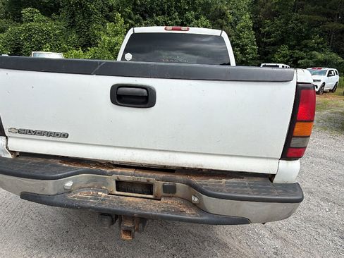 Used 2005 GMC Sierra 2500 SLT w/ Heavy-Duty Power Package AWD/4WD image 9