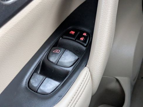 Used 2015 Nissan Rogue SV image 24