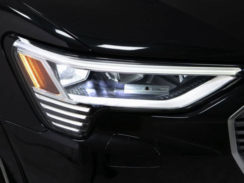 Used 2022 Audi e-tron Premium image 32