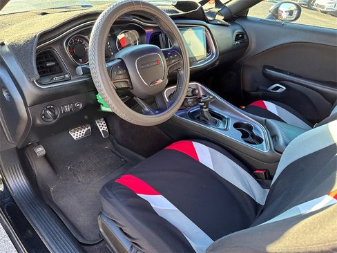 Used 2016 Dodge Challenger SXT image 10