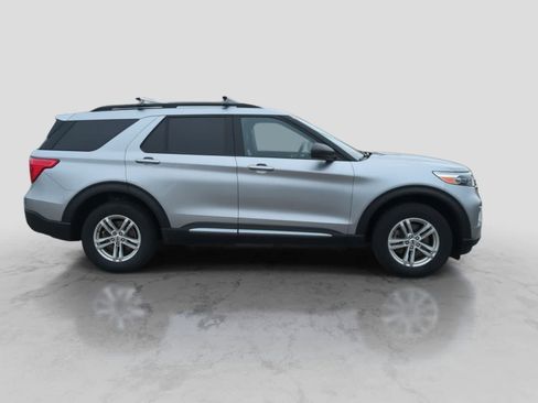 Used 2023 Ford Explorer XLT w/ Equipment Group 202A AWD/4WD image 9