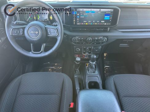 Used 2025 Jeep Wrangler Unlimited Rubicon 4xe w/ Convenience Group AWD/4WD image 14