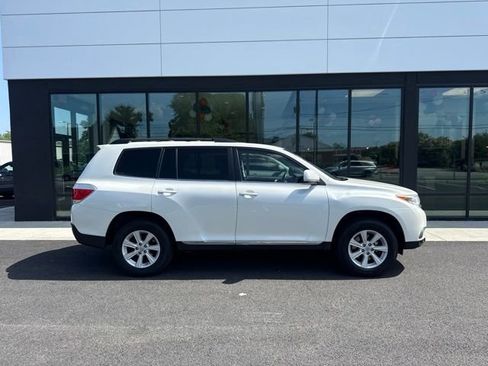 Used 2012 Toyota Highlander SE w/ Tow Pkg AWD/4WD image 2