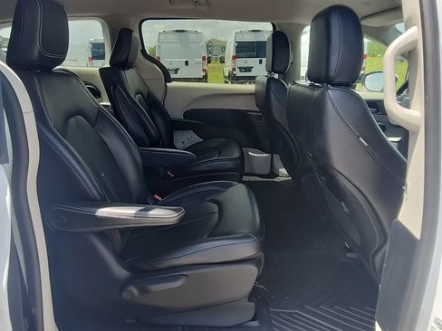 Used 2023 Chrysler Pacifica Touring-L FWD image 39