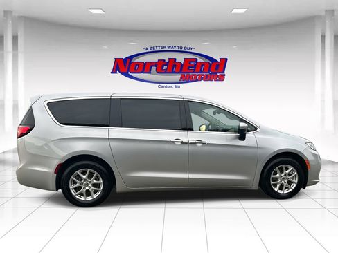 Used 2023 Chrysler Pacifica Touring-L image 2