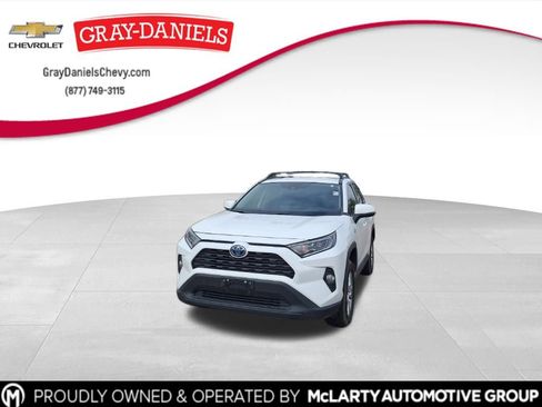 Used 2021 Toyota RAV4 XLE image 1
