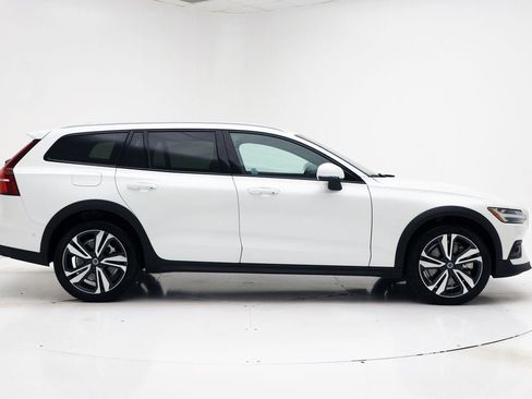 Used 2025 Volvo V60 B5 Cross Country Plus image 3