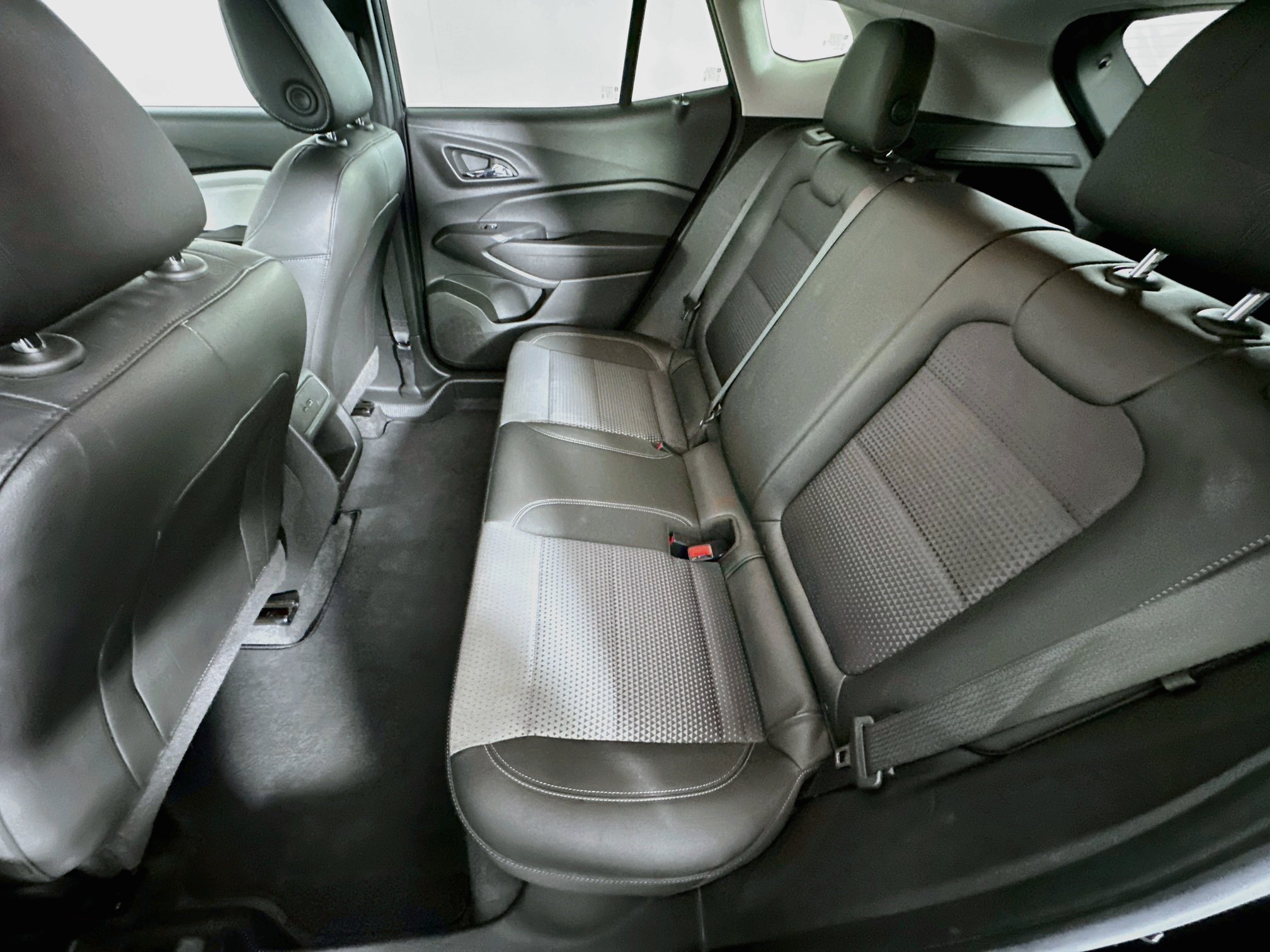 Used 2025 Chevrolet Trax LT FWD image 25