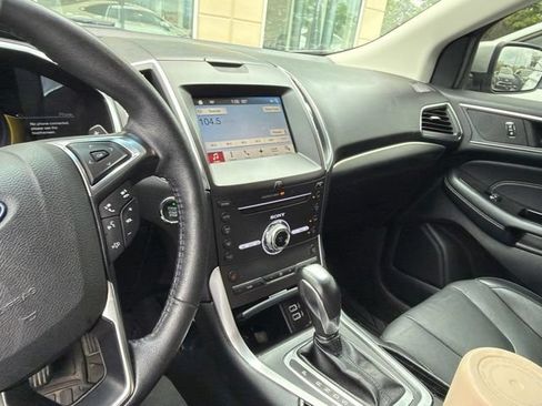 Used 2018 Ford Edge Titanium w/ Technology Package FWD image 4