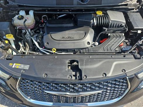Used 2023 Chrysler Pacifica Touring-L FWD image 21