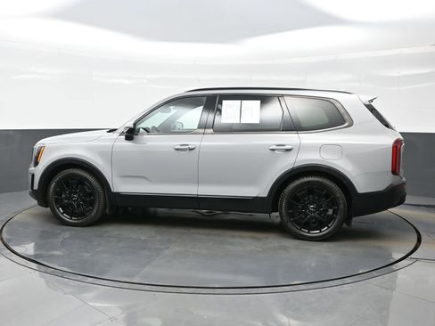 Used 2022 Kia Telluride SX w/ SX Prestige Package image 3