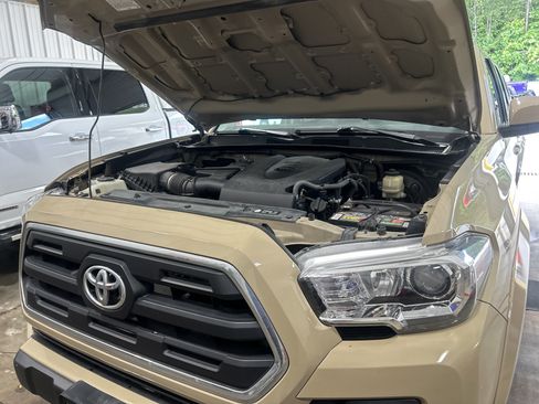 Used 2017 Toyota Tacoma SR5 w/ Tow Package RWD image 59