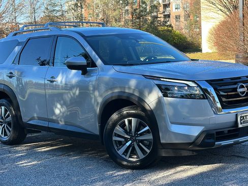 Certified 2024 Nissan Pathfinder SL image 1