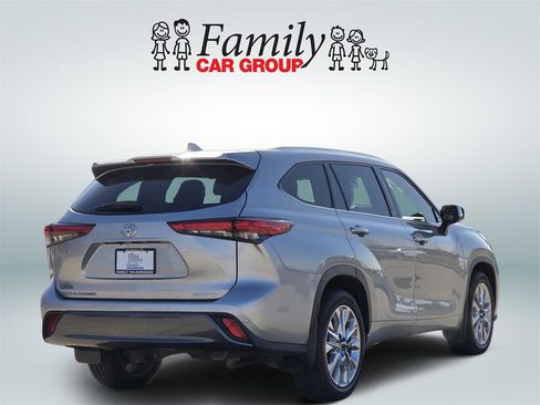 Used 2021 Toyota Highlander Limited image 4