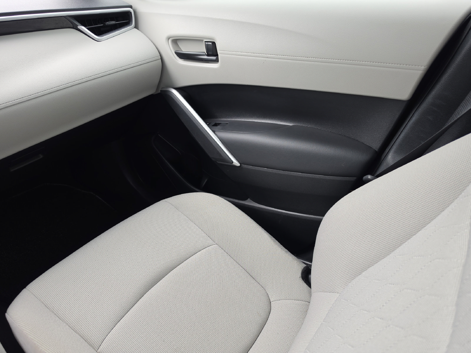 Used 2022 Toyota Corolla Cross L FWD image 21
