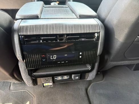 Used 2024 Jeep Wagoneer Series II w/ Flexible Seating Group AWD/4WD image 19