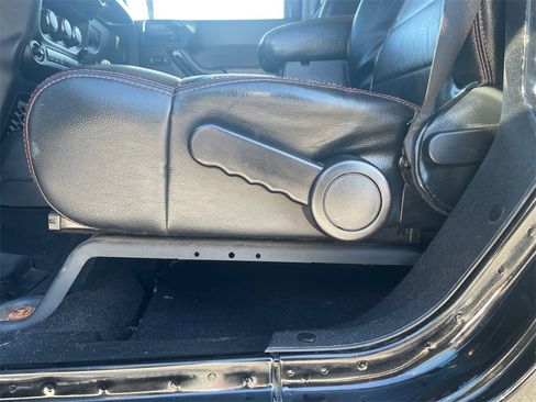 Used 2012 Jeep Wrangler Unlimited Sahara image 32