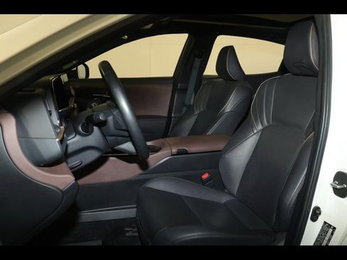 Used 2023 Toyota Crown Limited image 23