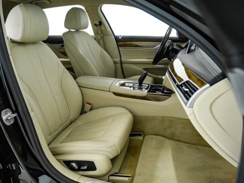 Used 2017 BMW 740i xDrive image 30