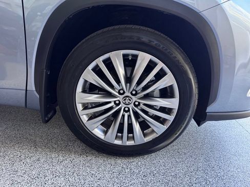 Certified 2024 Toyota Highlander Platinum AWD/4WD image 15
