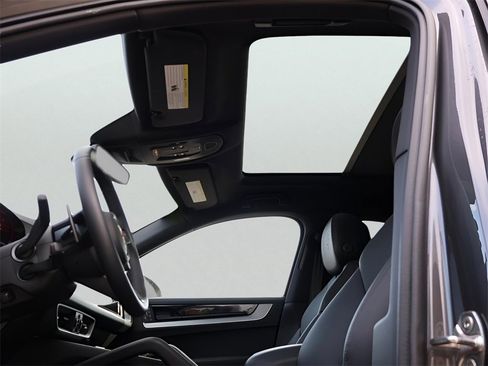 Used 2025 Porsche Cayenne Coupe image 37