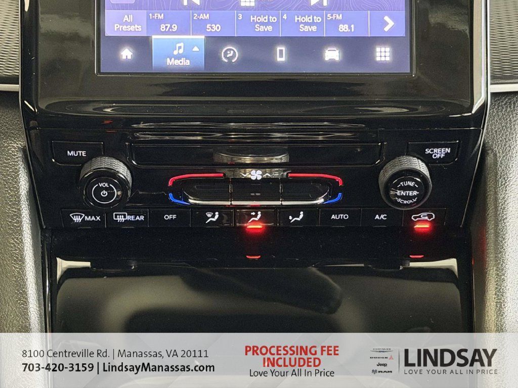 Used 2023 Jeep Grand Cherokee Laredo AWD/4WD image 28
