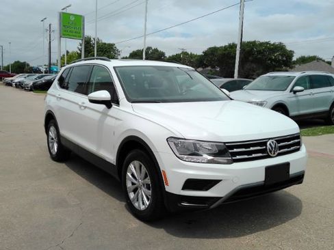 Used 2018 Volkswagen Tiguan SE w/ Panoramic Sunroof Package FWD image 4