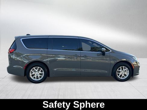 Used 2023 Chrysler Pacifica Touring-L image 5