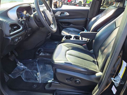 Certified 2022 Chrysler Pacifica Touring-L w/ Uconnect Theater Family Group image 28