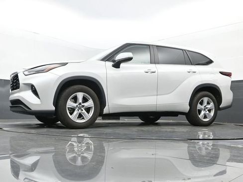 Used 2024 Toyota Highlander LE image 12