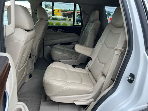 Used 2017 Cadillac Escalade Premium Luxury AWD/4WD image 12