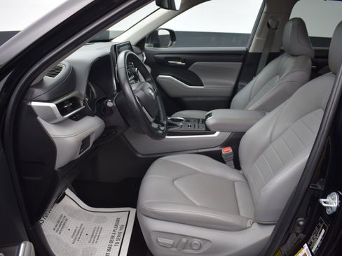 Used 2022 Toyota Highlander XLE image 16