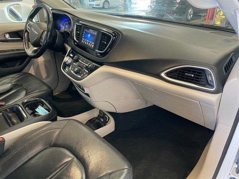Used 2019 Chrysler Pacifica Touring-L FWD image 21