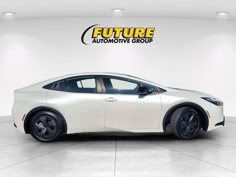 Used 2023 Toyota Prius LE FWD image 3