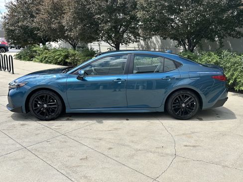 Used 2025 Toyota Camry SE FWD image 9