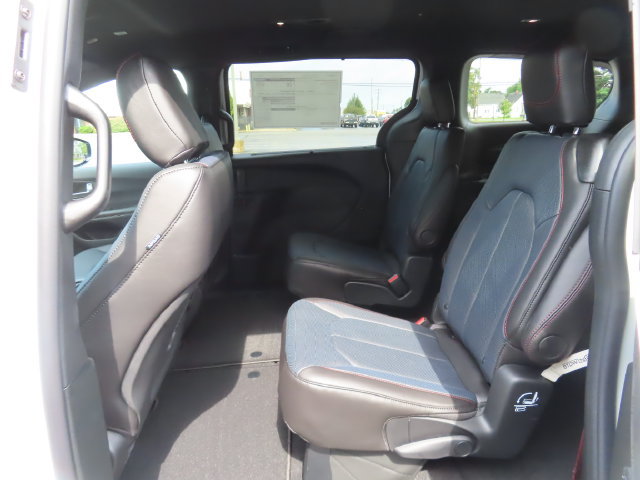 New 2027 Chrysler Pacifica Select AWD/4WD image 19