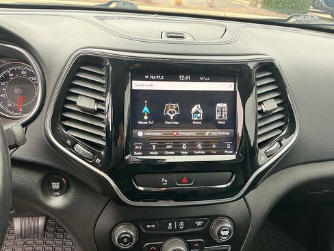 Used 2019 Jeep Cherokee Limited w/ Luxury Group image 17