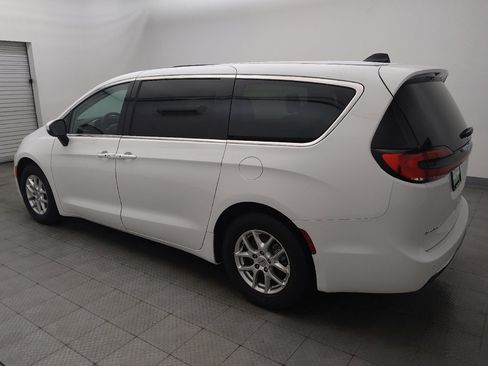 Used 2023 Chrysler Pacifica Touring-L FWD image 3
