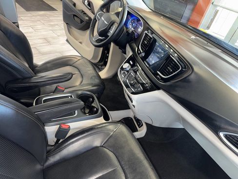 Used 2017 Chrysler Pacifica Touring-L Plus w/ Tire & Wheel Group image 21