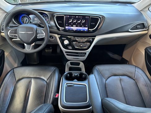 Used 2022 Chrysler Pacifica Touring-L image 13