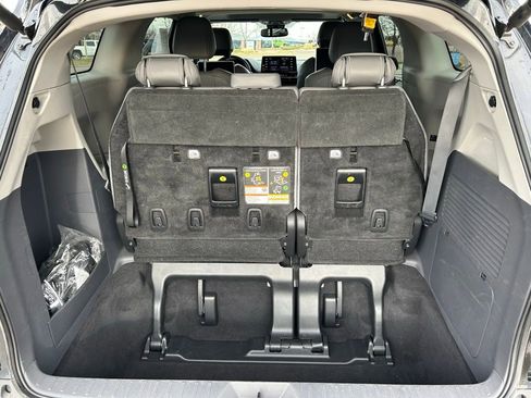Used 2022 Toyota Sienna XLE image 27