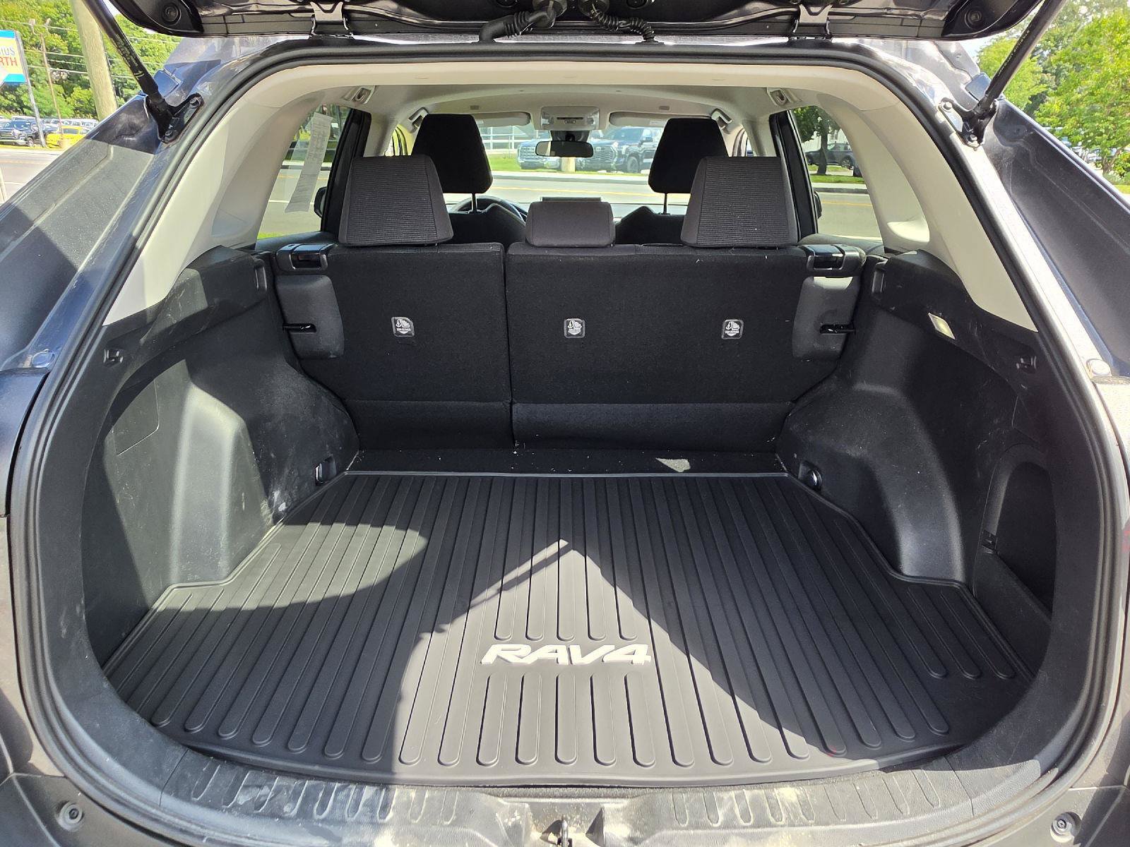 Used 2024 Toyota RAV4 LE AWD/4WD image 9