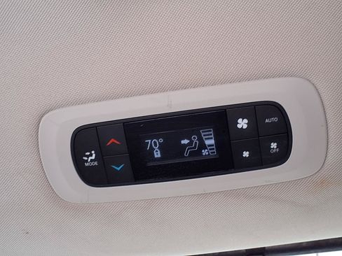 Used 2020 Chrysler Pacifica Touring-L FWD image 19