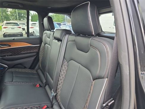 Used 2022 Jeep Grand Cherokee Summit AWD/4WD image 15