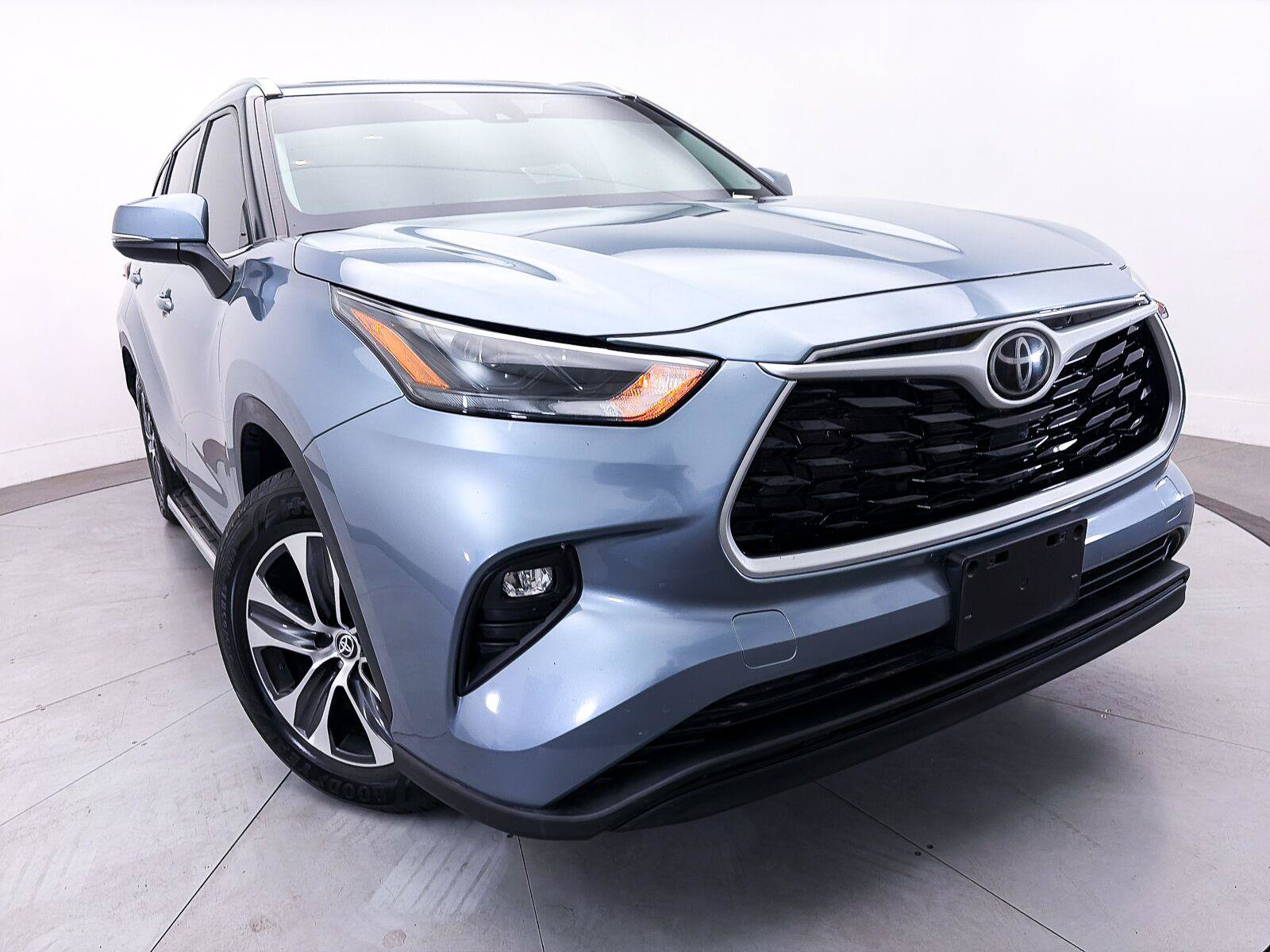 Used 2022 Toyota Highlander XLE FWD image 3