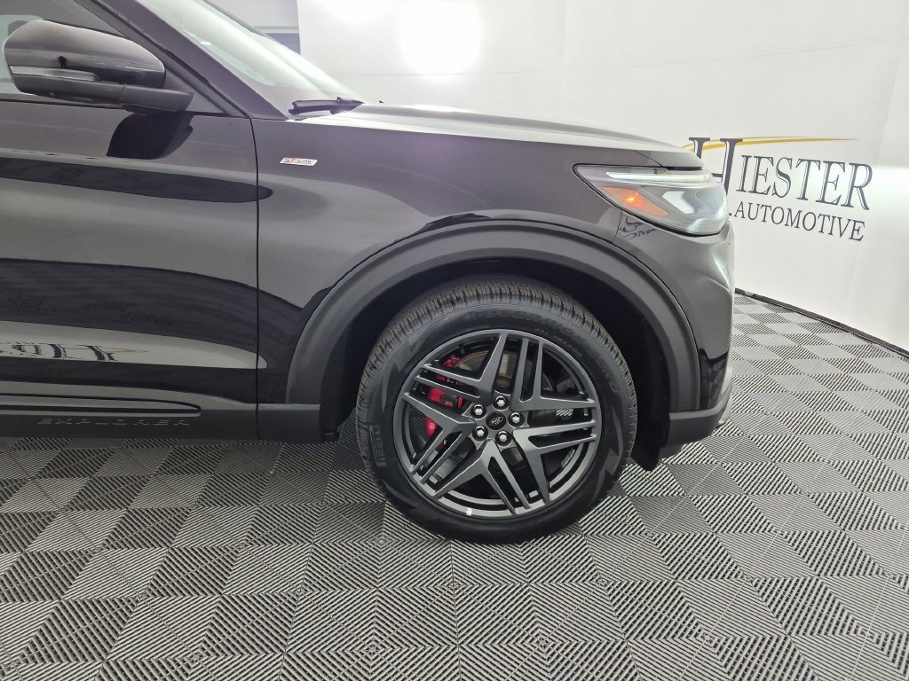 Used 2025 Ford Explorer ST-Line w/ ST-Line Street Pack AWD/4WD image 11