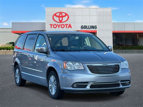 Used 2015 Chrysler Town & Country Touring-L w/ Driver Convenience Group image 7