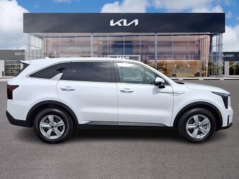 Certified 2025 Kia Sorento LX FWD image 7