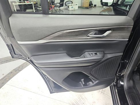 Used 2024 Jeep Grand Cherokee Limited image 34