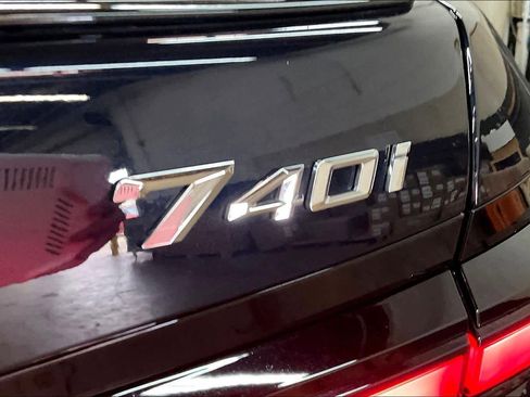 Used 2025 BMW 740i w/ Premium Package image 11